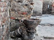Wasserklosett w jednym z pomieszczeń piwnicznych zabudowy z terenu po zachodniej stronie Kanału Raduni
